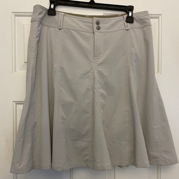 ATHLETA khaki performance SKort--Sz 10 - Picture 1 of 4